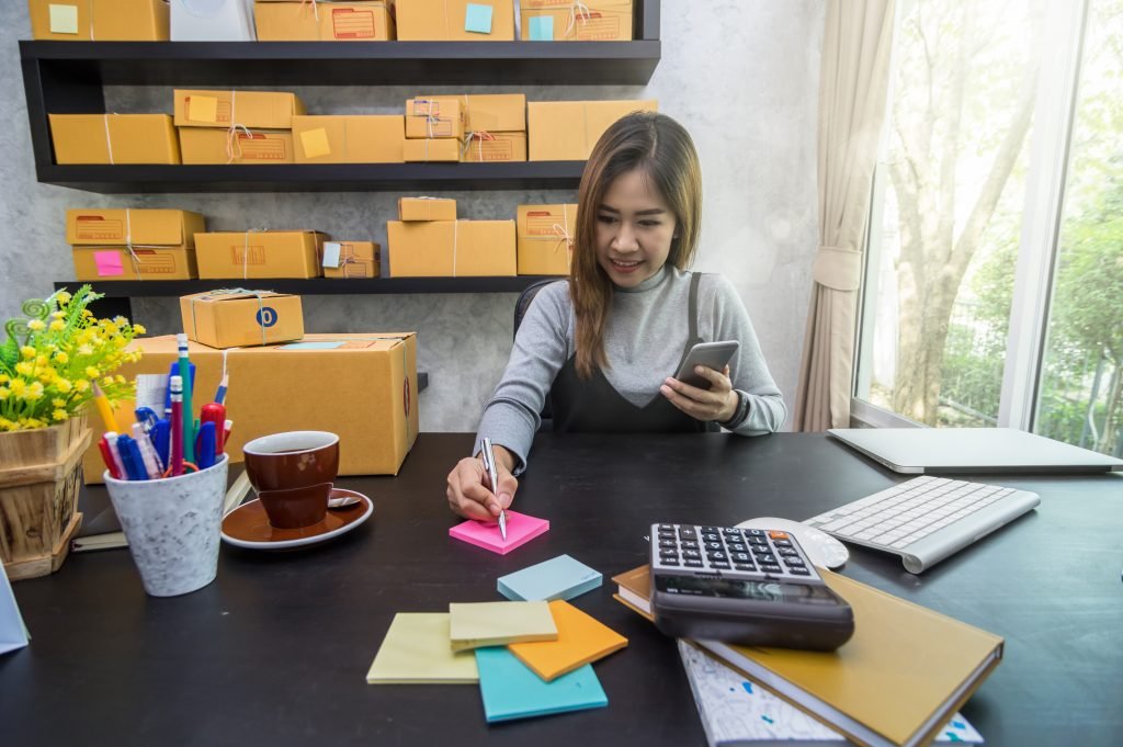 empresarios asiaticos adolescente propietario trabajan casa compras linea